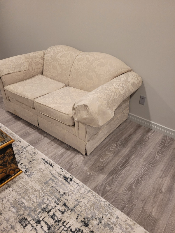 Love seat for sale in Couches & Futons in Leamington - Image 3