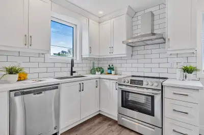 We are offering a FULLY RENOVATED From top to bottom 2 BEDROOM 1 BATH UPPER LEVEL LEGAL UNIT. PROPER...
