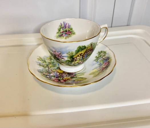 Royal Vale Tea Cup And Saucer England Bone China in Arts & Collectibles in Burnaby/New Westminster - Image 2