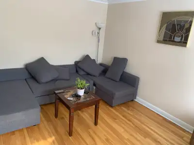 Beau 5 ½ situé au rez-de-chaussée d’un triplex, offrant un espace de vie agréable, spacieux et lumin...