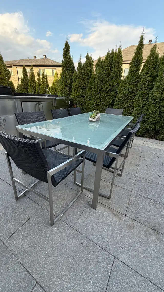 outdoor dining table and 8 chairs made by brown Jordan . in Dining Tables & Sets in Laval / North Shore - Image 3