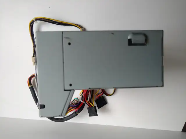 bloc alimentation ordinateur fonctionnel HP 240W PC power supply in System Components in City of Montréal - Image 6