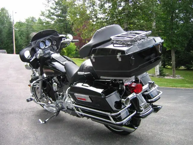 Harley FLHTCI 2006 in Touring in Laurentides - Image 3