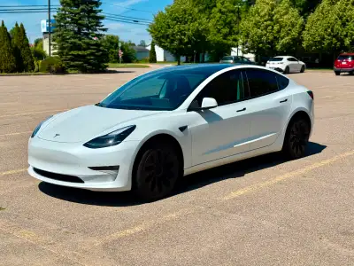 Tesla Model 3 Traction intégrale Grande autonomie. Modèle de 2023 fabriqué à Shanghai. 21750 km seul...