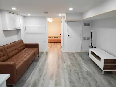 ** RENOVATED DOWNTOWN STUDENT BASEMENT APARTMENT **