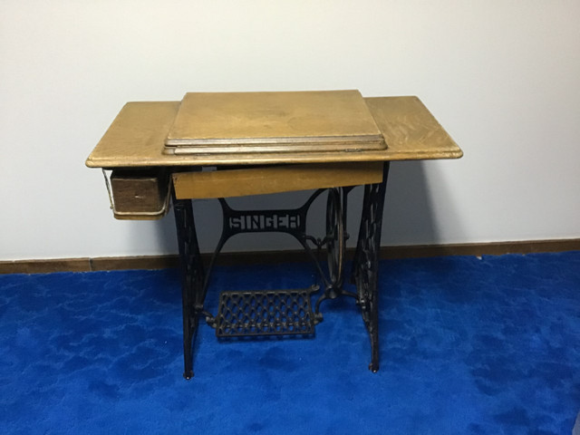 1913 Antique Singer Treadle Sewing Machine and Table in Arts & Collectibles in Sault Ste. Marie - Image 2