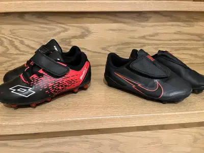 Souliers de soccer pour enfant (entre 5 et 20$), View more