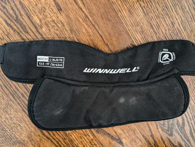 Kids Used  Hockey Gear - Winnwell neck guard, gloves Bauer elb in Hockey in City of Toronto - Image 3