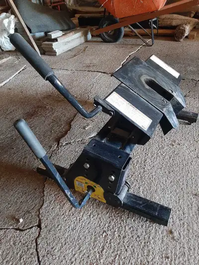 Attache remorque en bonne condition, manque traque mais facile à se procurer..demande 50$ 819 460 40...