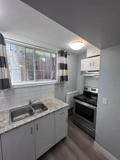 Ground-floor studio apartment on the west side of Owen Sound, in a convenient downtown location righ...