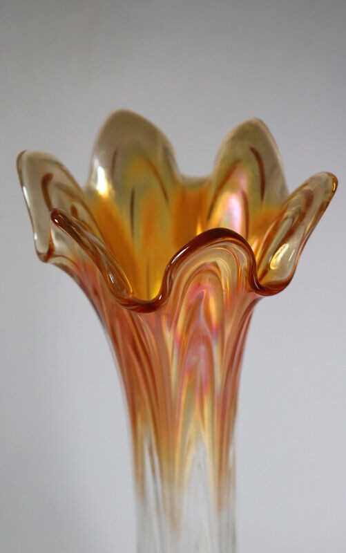 Marigold carnival ombre swung glass vase in Arts & Collectibles in Calgary - Image 2