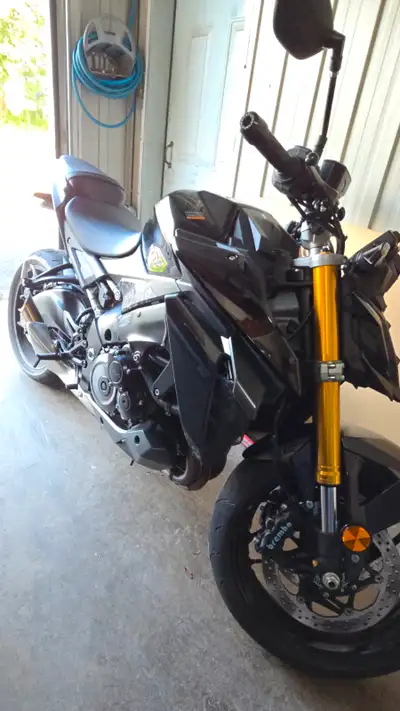 Gsxs1000 2024 avec environ 7300 km. Garantie complète prolongée jusqu'en 2032 d'une valeur de 3000$....