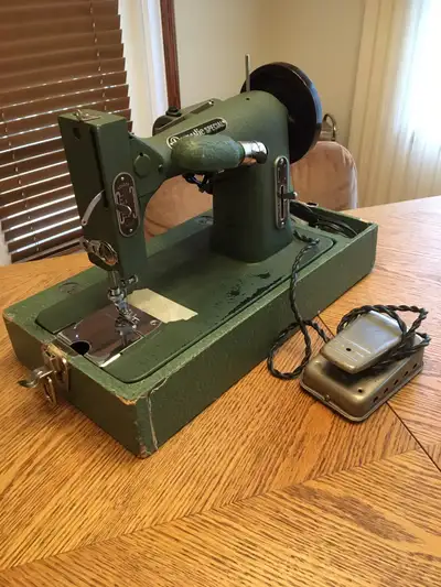 “Dressmaker” - White Sewing Machine Corp USA. Model E 6354 (605) In working condition and has sewn m...