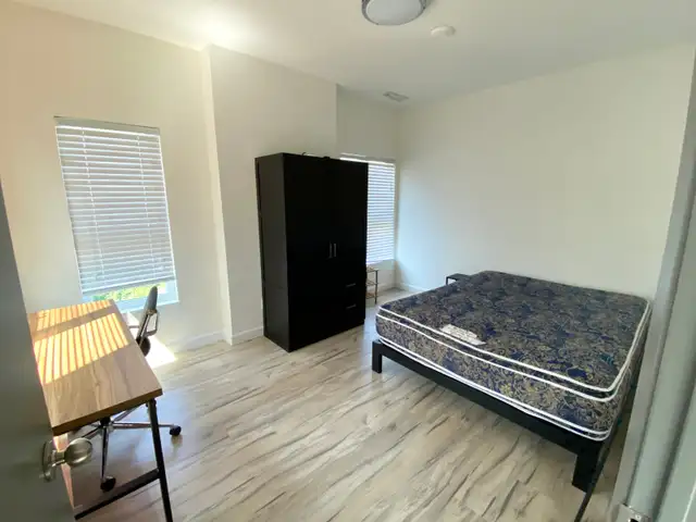 1 LARGE Private Bedroom: Spring 2026 Sublet (May–August) • $1100 in Room Rentals & Roommates in Kitchener / Waterloo - Image 2