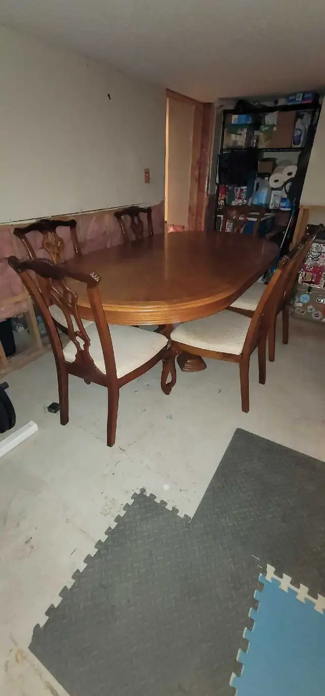 Solid Oak Dining Table Set – 6 Chairs + 2 Leaves (Seats 6–8). in Dining Tables & Sets in Barrie - Image 5