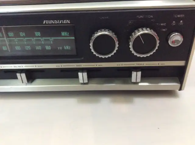 SounDesign Classic 4669 AM/FM Stereo 8 Track in Stereo Systems & Home Theatre in Mississauga / Peel Region - Image 4