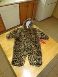 Manteau pour bébé NEUF doublé, capuchon et manchon, grandeur O/S