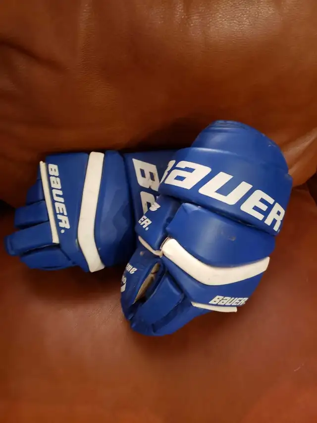 Mens BAUER Hockey Gloves Only used a few times like new in Hockey in Barrie - Image 2
