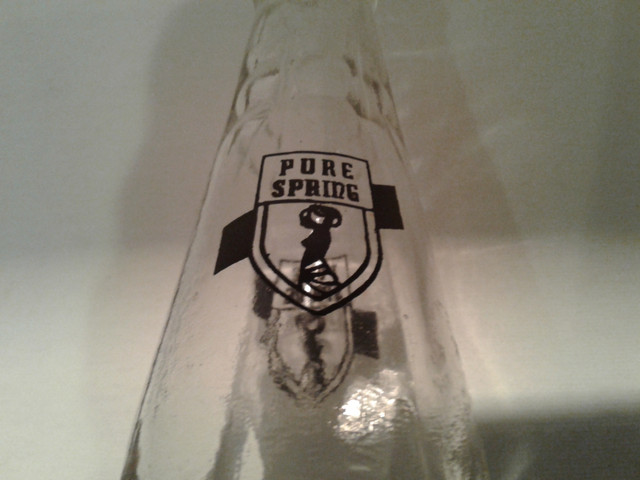 VINTAGE 1953 PURE SPRING 10 OUNCE POP BOTTLE in Arts & Collectibles in Kawartha Lakes - Image 4