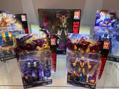 - All mint - Adult owned, never played with (just transformed and posed for the shelf) - 100% authen...