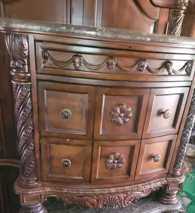 Jai un set de chambre de mon beau frère qui la payer tres cher ses trop gros pour que je puis le gar...