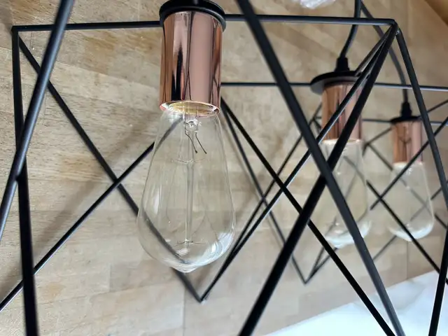 luminaire 3 ampoules  rose gold/noir in Indoor Lighting & Fans in City of Montréal - Image 3