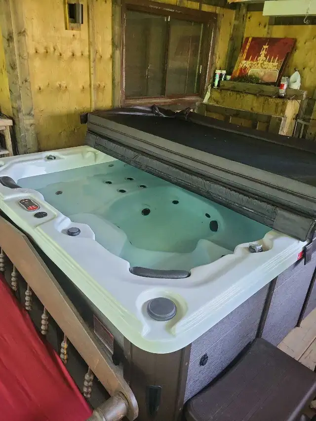 hot tub for sale in Hot Tubs & Pools in Napanee - Image 2