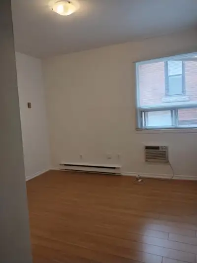 Renovated self-contained studio in the Annex in a well-maintained building. Located 2 blocks North o...