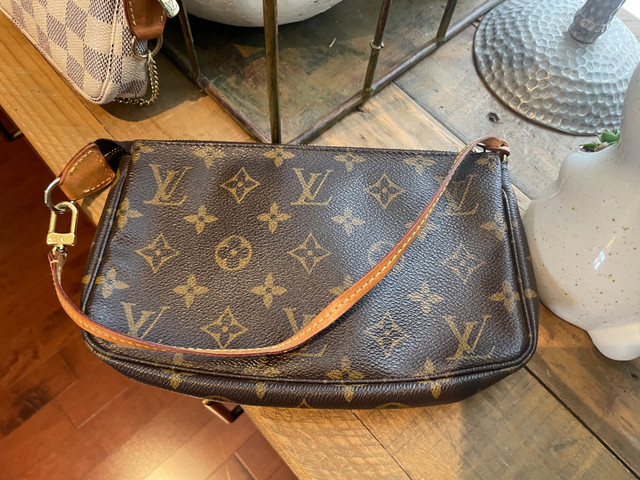 authentic Louis Vuitton pouchette in Women's - Bags & Wallets in Mississauga / Peel Region - Image 4