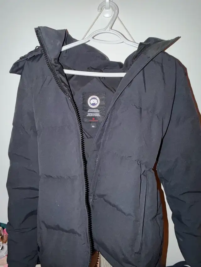 Canada Goose Women’s Parka in Women's - Tops & Outerwear in Edmonton - Image 3