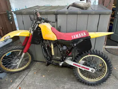 Have a great winter project here, has all cables, brakes and plastics for a really great rare 83 Yam...