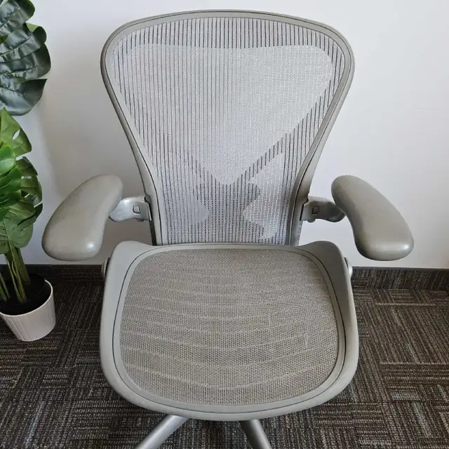 Herman Miller aeron size b FREE DELIVERY in Chairs & Recliners in City of Toronto - Image 4