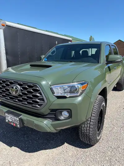 2022 Toyota Tacoma trd sport 120,000km 2nd owner No accidents Brakes done all the way around Comes o...