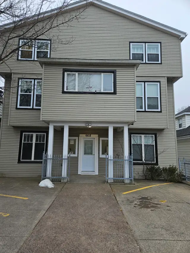 Feb 1st Bright Large Bachelor Space Nice Kitchen & Large Balcony