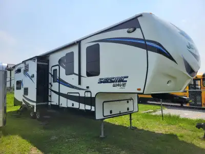 40 fts, 3 slideouts, elec awning, 12 fts cargo, power liveling, 3 burners oven, convection microwave...