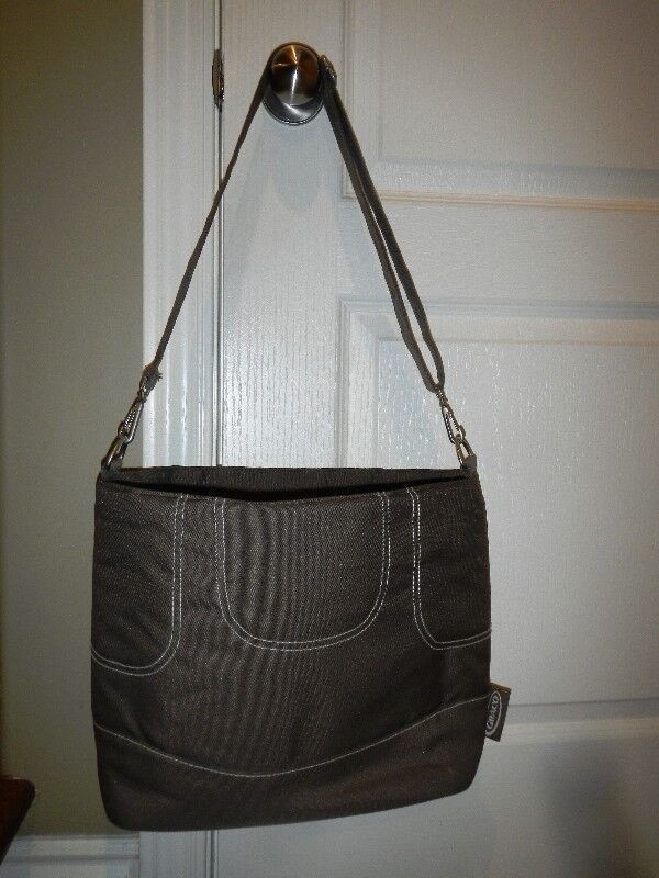 Graco 2-in-1 Diaper Tote Bag in Bathing & Changing in Sudbury - Image 3