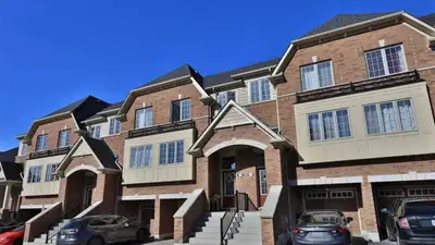 Welcome To This Beautiful 4 Beds 3 Baths Ravine Property In Family Friendly Windfields. Spacious Ope...