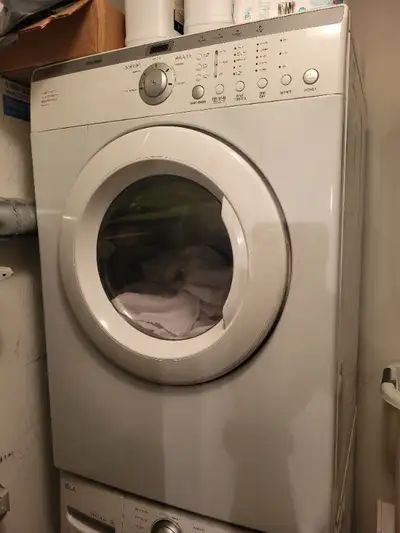 2005 LG Electric Dryer (DLE2514W) $300.00 OBO 7.0 CU. Ft Capacity 5 Drying Programs Front Loading Se...