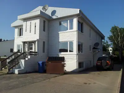 Au 456 av. Dequen, Logement 5 1/2 situé près de l'hôpital au centre ville de Sept-iles à louer au mo...