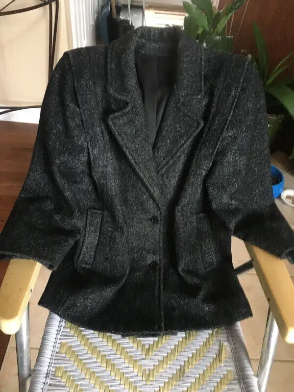 Manteau Editiongris gr 11/12 ladies grey wool coat in Women's - Tops & Outerwear in Longueuil / South Shore - Image 3