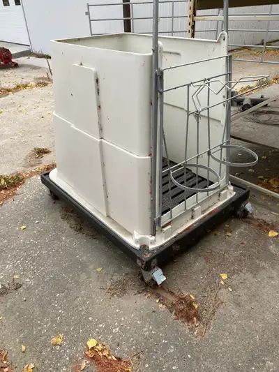 calf pen new with floor and wheels.