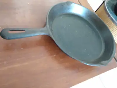 POÊLE EN FONTE  30$ EN TRE`S BONNE CONDITION SHAWINIGAN S, View more