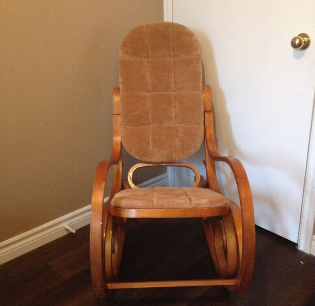 Wooden Rocking Chair in Chairs & Recliners in City of Toronto - Image 2