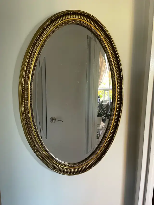 Gold Oval Mirror  in Home Décor & Accents in Ottawa - Image 2