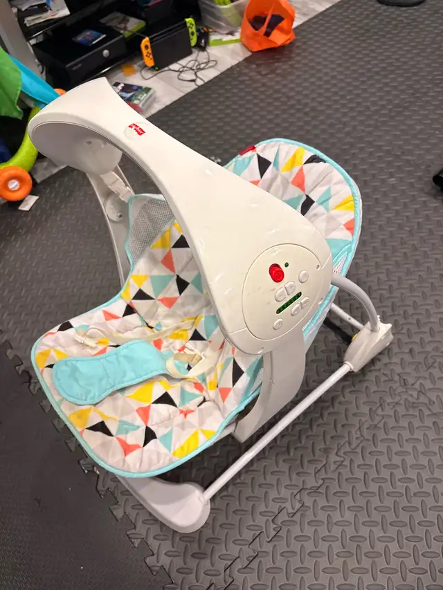 Used Kid rocker easy to carry operates in battery  in Playpens, Swings & Saucers in Kitchener / Waterloo - Image 2