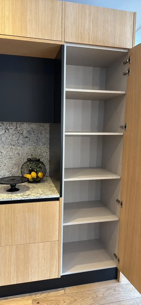 Demo kitchen in oak veneer and glass62863737718914121