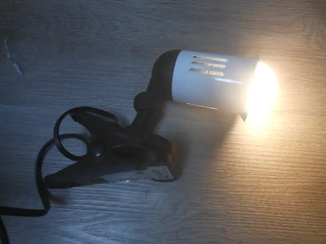 clip on lamp in Indoor Lighting & Fans in City of Montréal - Image 2