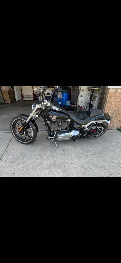 This 2016 Harley Davidson Breakout is a powerful cruiser featuring a 103 cubic inch engine, deliveri...