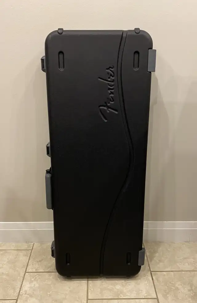 **MINT** 2022 Fender American Pro II Stratocaster Guitar in Guitars in Markham / York Region - Image 9