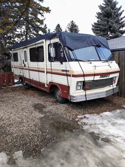 1982 Triple E RV Alqonquin This RV runs on gas it has 87000 km I'm the second owner engine and trann...